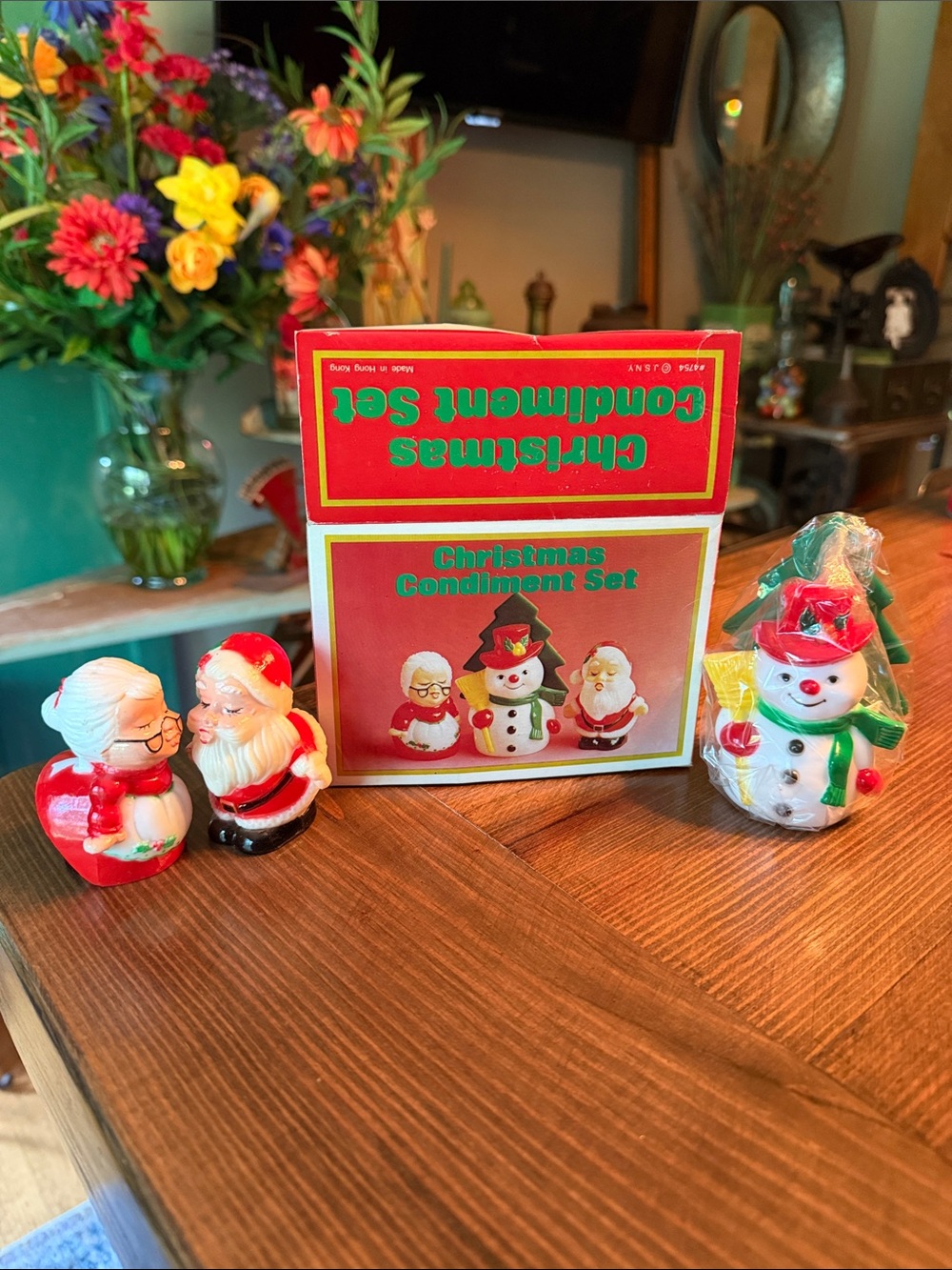 Vtg HongKong Made Christmas Plastic Condiment Set with Santa and Mrs Claus w Box